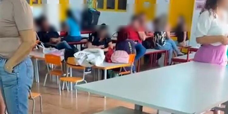 Professor joga carteiras contra três estudantes em sala de aula em Nova Andradina