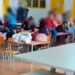 Professor joga carteiras contra três estudantes em sala de aula em Nova Andradina