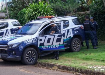 Bebâdo, homem tenta esfaquear desafeto e joga pedras na viatura da PM em Corumbá