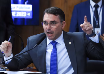 Justiça manda X identificar perfis que ligam Flávio Bolsonaro ao crime organizado