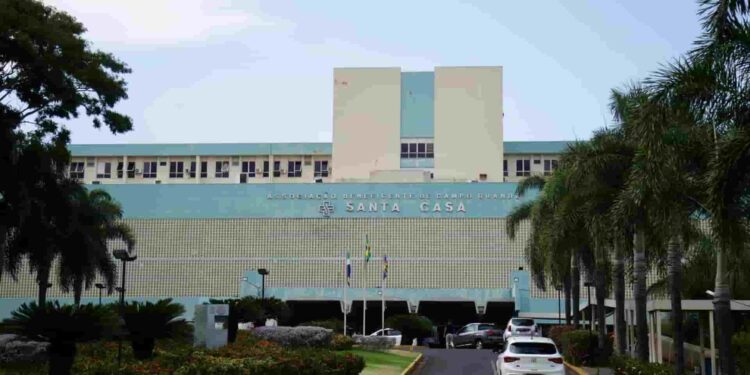 Rapaz é esfaqueado pela esposa enquanto dormia em Campo Grande