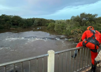 Homem cai de ponte durante discussão com esposa em Costa Rica