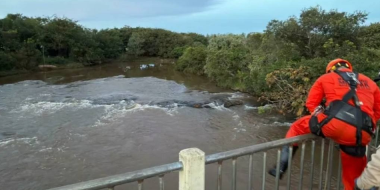Homem cai de ponte durante discussão com esposa em Costa Rica