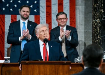 Trump pede orçamento trilionário para guerra no mesmo dia que Irã abateu caças