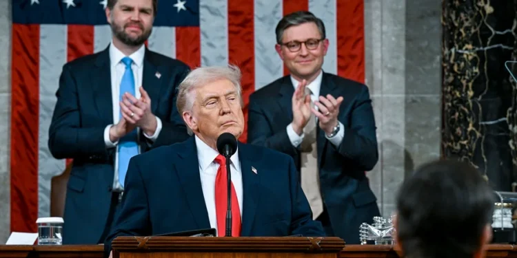 Trump pede orçamento trilionário para guerra no mesmo dia que Irã abateu caças