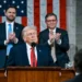 Trump pede orçamento trilionário para guerra no mesmo dia que Irã abateu caças