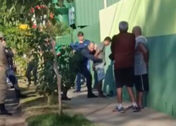Homem com faca domina e arrasta crianças em porta de escola em Miranda; teve pânico