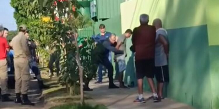 Homem com faca domina e arrasta crianças em porta de escola em Miranda; teve pânico