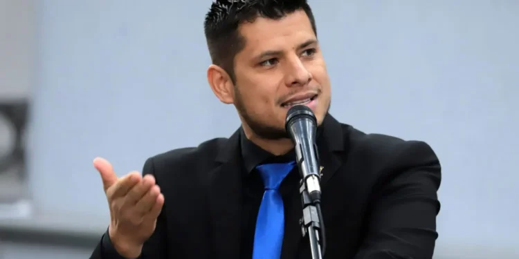 Justiça anula PAD que expulsou Tiago Vargas da Polícia Civil