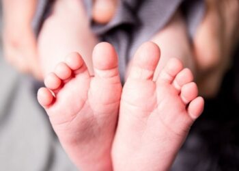 Bebê de 1 ano cai durante brincadeira em casa e morre em assentamento de Santa Rita do Pardo