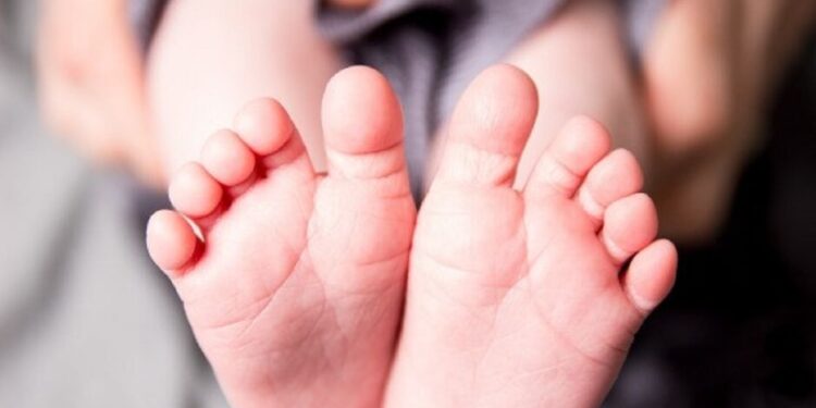 Bebê de 1 ano cai durante brincadeira em casa e morre em assentamento de Santa Rita do Pardo