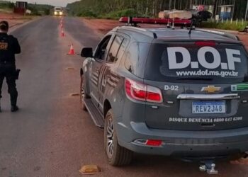 Motorista vai para cima da polícia durante perseguição e é preso com carro ‘recheado’ de drogas