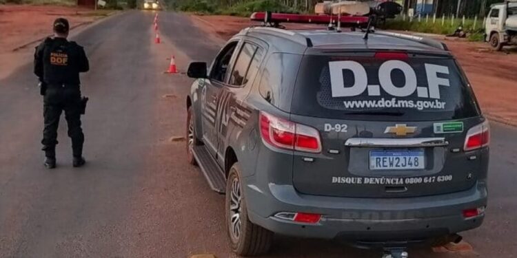 Motorista vai para cima da polícia durante perseguição e é preso com carro ‘recheado’ de drogas