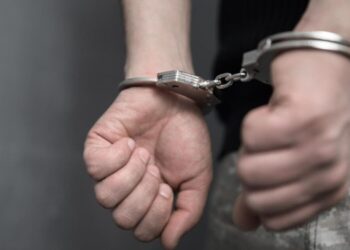 Preso, criminoso ‘dá balão’ na polícia e foge de delegacia após abrir algema em Dourados