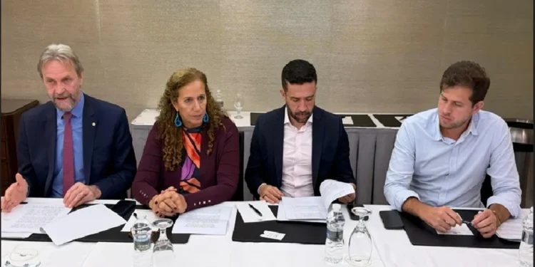 Deputados governistas pedem aos EUA investigação sobre Master e Flávio
