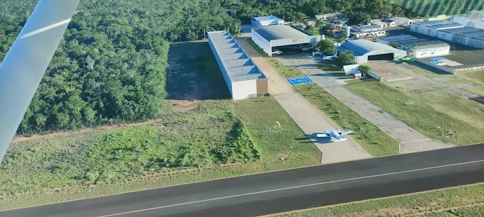 Avião cai durante tentativa de pouso e explode em Campo Grande