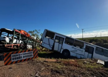 Acidente na BR-163: cegonha carregava de Fusca a Mustang e deixou ônibus ‘enterrado’