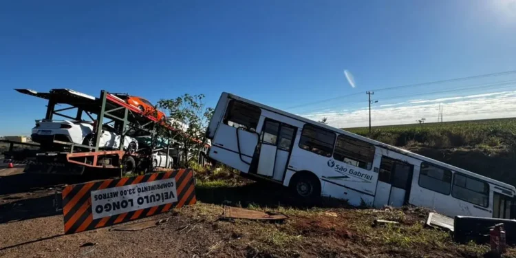 Acidente na BR-163: cegonha carregava de Fusca a Mustang e deixou ônibus ‘enterrado’