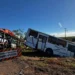 Acidente na BR-163: cegonha carregava de Fusca a Mustang e deixou ônibus ‘enterrado’