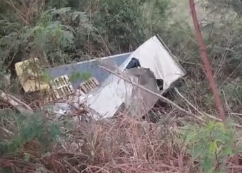 Caminhão cai de ribanceira de 10 metros e motorista fica ferido na BR-262, em Corumbá