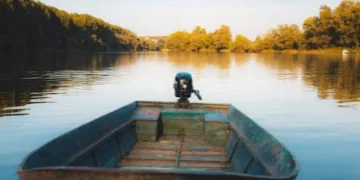 Filho morre afogado ao cair de barco durante pescaria com o pai em Paranaíba