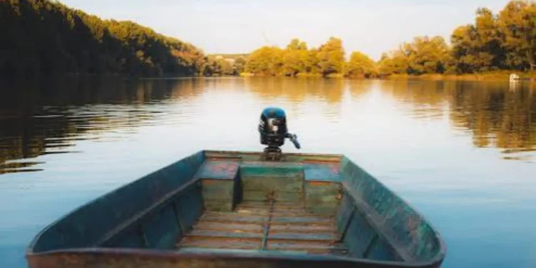 Filho morre afogado ao cair de barco durante pescaria com o pai em Paranaíba