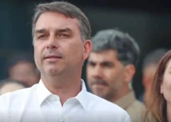 Avião com Flávio Bolsonaro parte do Equador em direção a Miami, onde prepara entrevista