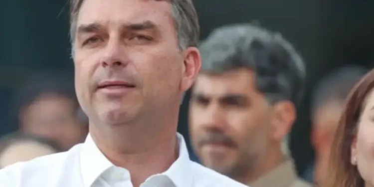 Avião com Flávio Bolsonaro parte do Equador em direção a Miami, onde prepara entrevista