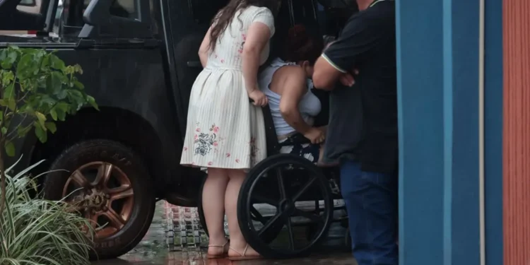 ‘Vou ser enterrada com ele’, diz mãe de adolescente morto em acidente de moto com ônibus