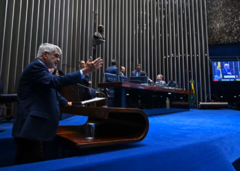 Fim da escala 6×1: oposição opta por ficar de fora do debate no primeiro dia de plenário