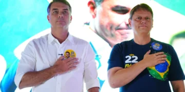 Tarcísio rebate carta de Bolsonaro e diz que aconselhou a não deixar o Brasil